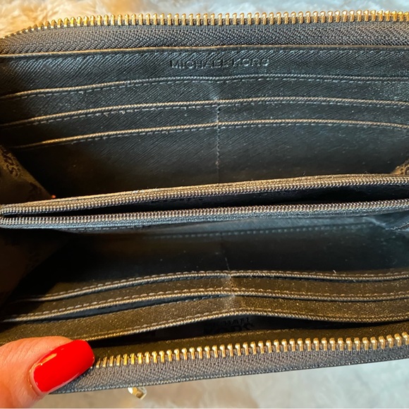 Michael Kors Wallet - Picture 6 of 6